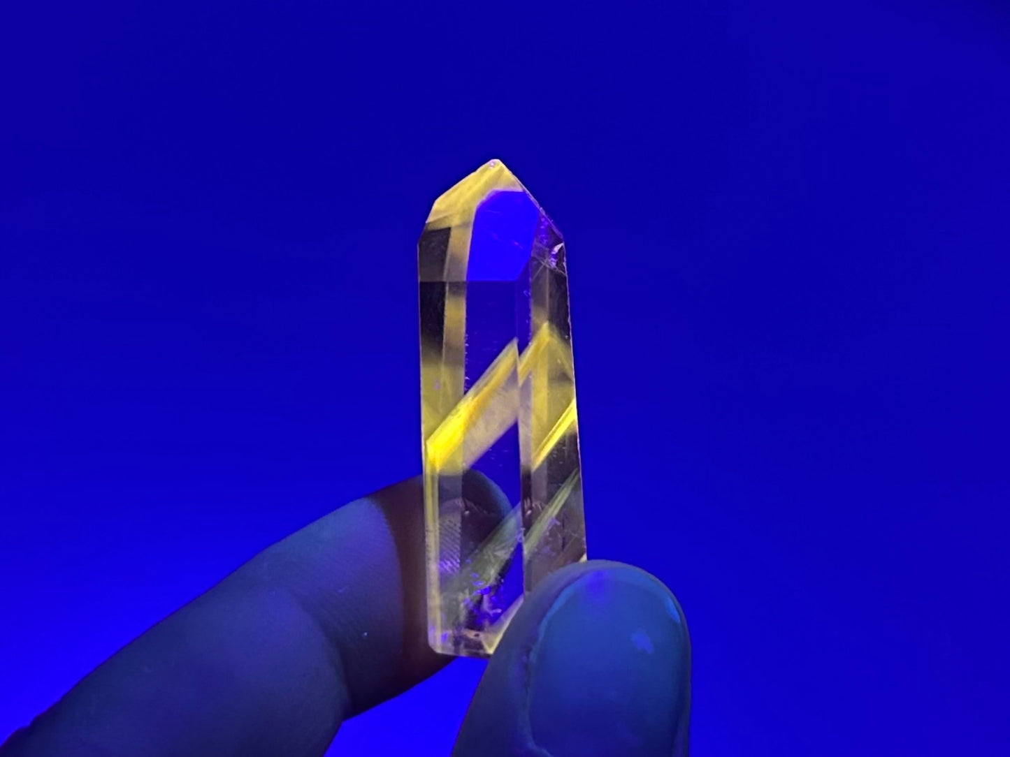 UV Reactive Powellite in Quartz Points Small