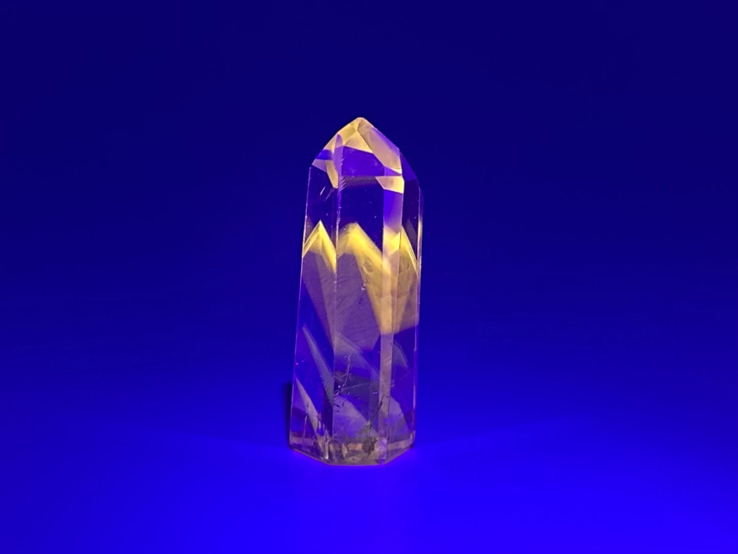 UV Reactive Powellite in Quartz Points Small