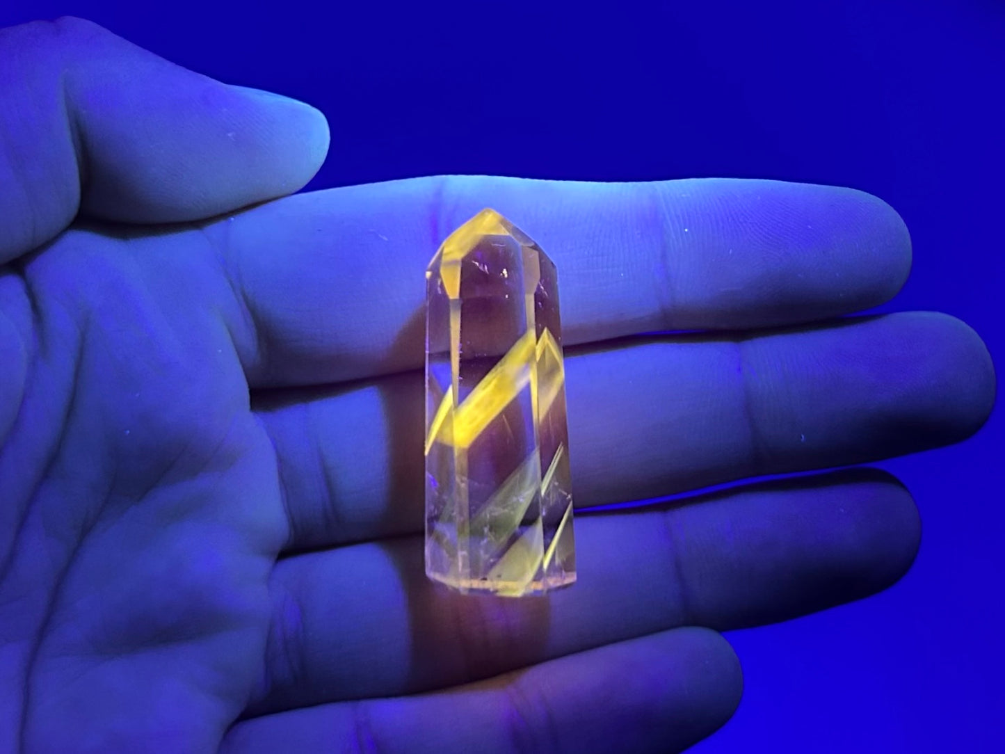 UV Reactive Powellite in Quartz Points Small